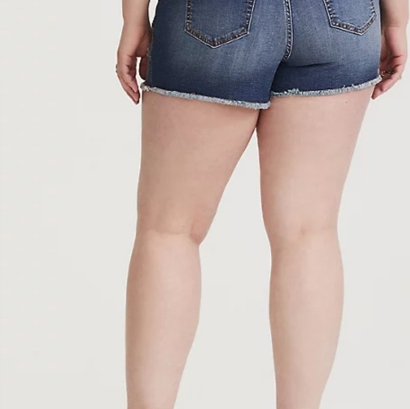 Torrid Size 18 Medium wash Frayed Short Shorts - Picture 2 of 5